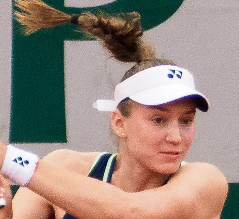 Elena Rybakina backhand at Roland Garros 2025 — Photo: Like tears in rain, CC BY-SA 4.0