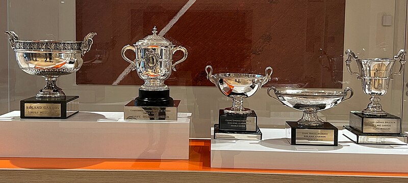 French Open trophies Coupe des Mousquetaires and Coupe Suzanne Lenglen — Photo: Chabe01, CC BY-SA 4.0